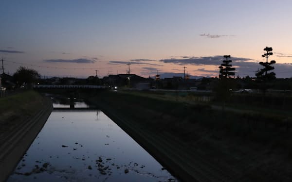 唐招提寺の横を流れる秋篠川。夕闇が迫り、奥には薬師寺の塔が見える