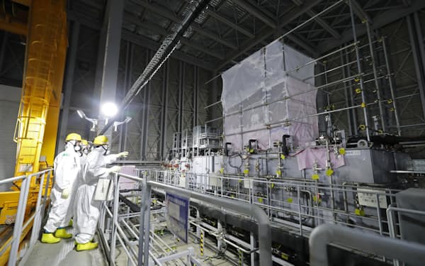 汚染水を浄化する設備の内部。右は汚染水を通し放射性物質を取り除くための吸着塔（2月、福島県大熊町）