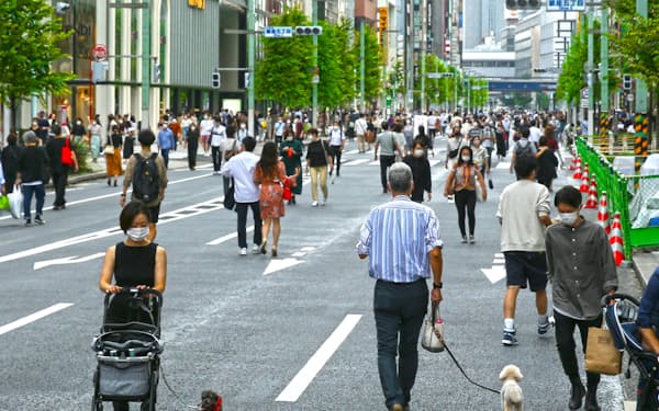 週末を迎え、多くの人が訪れた東京・銀座の歩行者天国（９日）