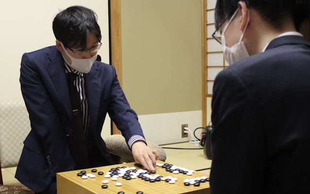 井山四冠 逃げ切り先勝 囲碁王座戦第1局 日本経済新聞 井山四冠 逃げ切り先勝 囲碁王座戦第1局 日本経済新聞