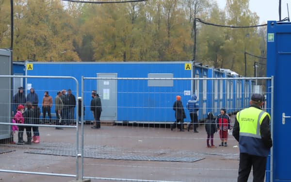 リトアニア中部ルクラにある難民受け入れセンターには青いコンテナ・ハウスが並ぶ