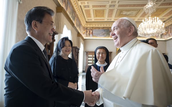 ローマ教皇と会談する文氏（左）＝バチカン・メディア・ＡＰ