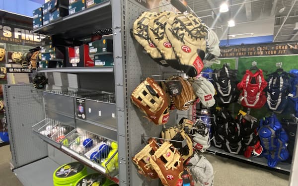 品薄で左利き用の野球グラブが目立つスポーツ用品店（１０月、ニューヨーク州）