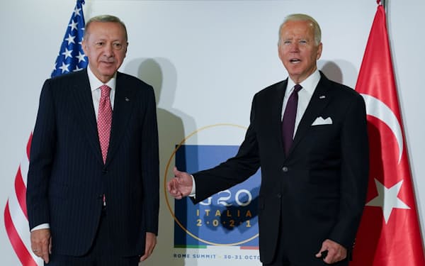 トルコのエルドアン大統領㊧とバイデン米大統領（31日、ローマ）＝ロイター