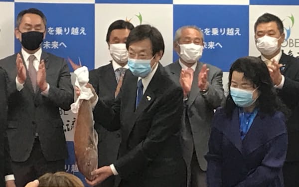 神戸市長選で3選を決め、タイを手に喜びをあらわにする久元喜造氏（写真中央）