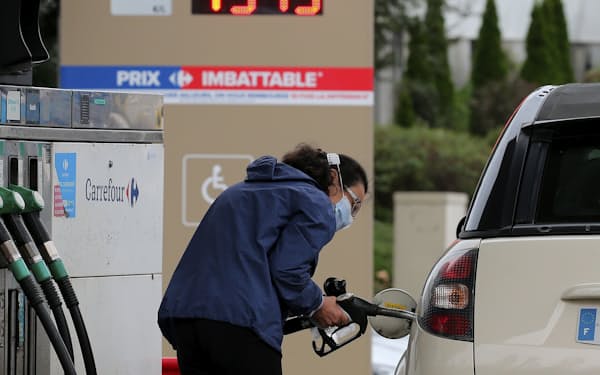 燃料高はコロナ禍から抜け出そうとする消費国の足かせに（10月、フランスの給油所）＝ＡＰ