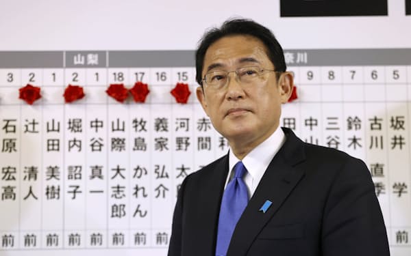 開票センターで当選のバラをつけた岸田首相（10月31日、自民党本部）