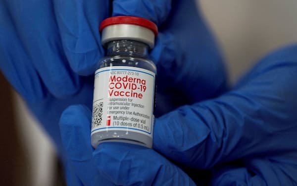 モデルナの12～17歳向けの新型コロナワクチンは副作用のリスクを調べるため当局承認がずれ込む見通しだ＝ロイター