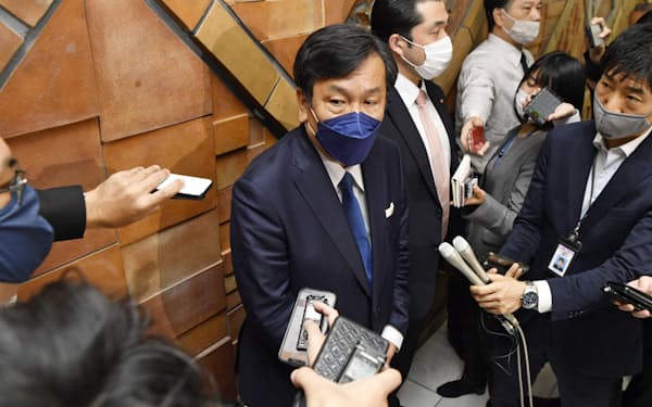 連合本部で取材に応じる立憲民主党の枝野代表(1日午前、東京都千代田区)=共同