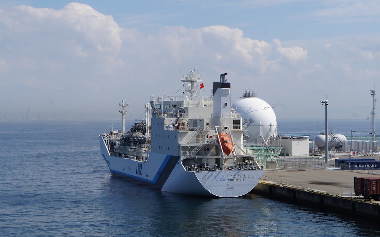 神戸港に停泊する液化水素運搬船「すいそ ふろんてぃあ」（手前）と球形の液化水素タンク（いずれも川崎重工業が建造）