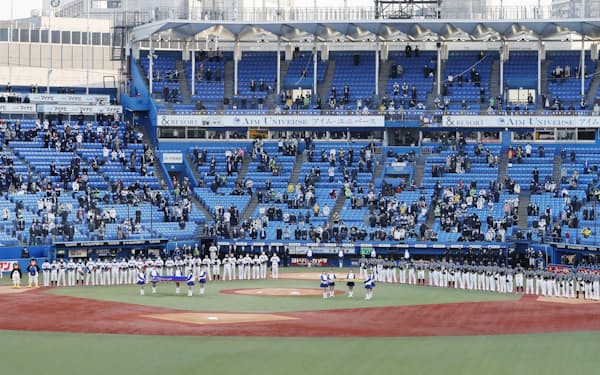 現在、プロ野球とJリーグは観客の人数制限を緩和する技術実証を重ねている（３月26日、東京・神宮球場）＝共同