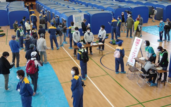 コロナ対策のため避難所とされた体育館内にテントを並べた（30日、福井県おおい町）