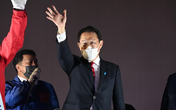 街頭演説を終え、有権者に手を振る岸田首相（30日、東京都品川区）