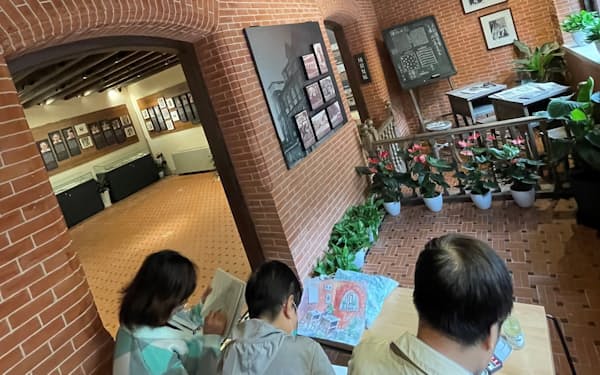 魯迅の木版画講習会旧跡展示館でスケッチする市民（上海市）