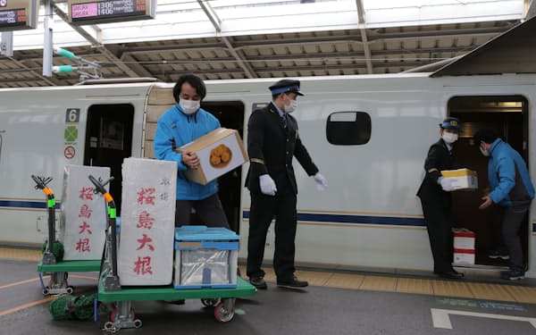 新幹線を使った貨物サービスの積み下ろし実験（2月、新大阪駅）