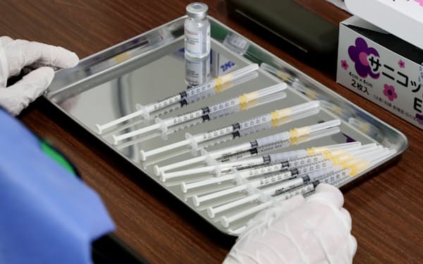新型コロナウイルスワクチンが充填された注射器（18日午後、大阪市中央区のマイドームおおさか）