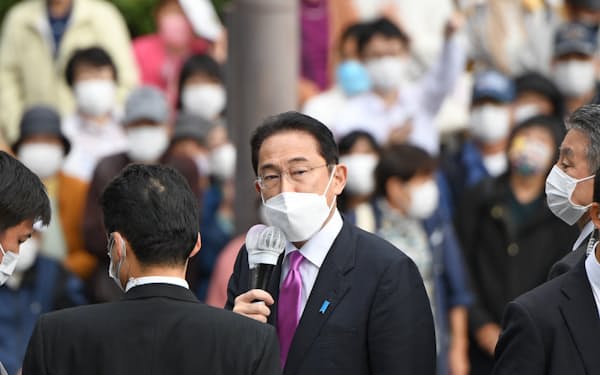 多くの有権者の前で演説する岸田首相（10月20日、兵庫県尼崎市）