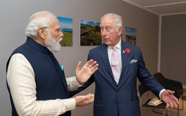 インドのモディ首相（左）と話す英国のチャールズ皇太子（1日、グラスゴー）＝ロイター