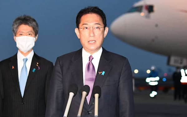 英国への出発を前に記者の質問に答える岸田首相（2日午前、羽田空港）
