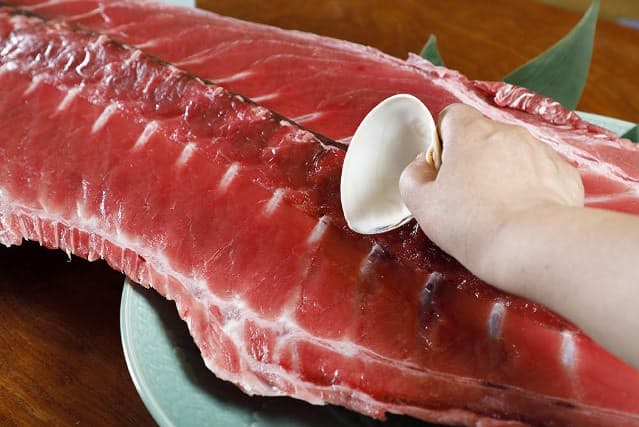 豪快 貝がらで食べる天然本マグロ中落ち 東京 築地 Nikkei Style 豪快 貝がらで食べる天然本マグロ中落ち 東京 築地 Nikkei Style