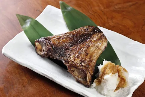 豪快 貝がらで食べる天然本マグロ中落ち 東京 築地 Nikkei Style