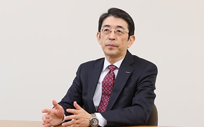遠藤社長は道路が狭い日本での軽自動車の必要性を強調した
