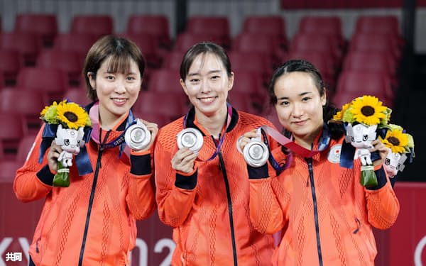 東京五輪女子団体で銀メダルを獲得し笑顔を見せる(左から)平野美宇、石川佳純、伊藤美誠=共同