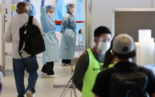 新型コロナの抗原検査のため海外から訪れた人たちの唾液を採取する検疫エリア（6月、成田空港）