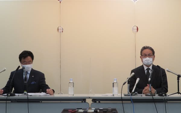 秋田県庁で記者会見する山川社長㊨と中村弁護士