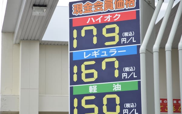 ガソリン価格の上昇にも歯止めがかからない（10月31日、札幌市内）