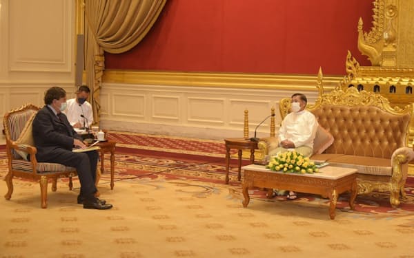 ２日、ミャンマーのネピドーで会談するミン・アウン・フライン国軍総司令官㊨とリチャードソン元米国連大使（ミャンマー国軍提供）