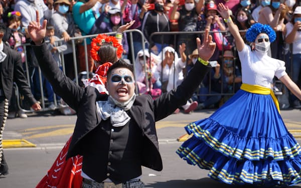 パレードの参加者は仮装やダンスで死者の日を盛り上げた（10月31日、メキシコシティの大通り）
