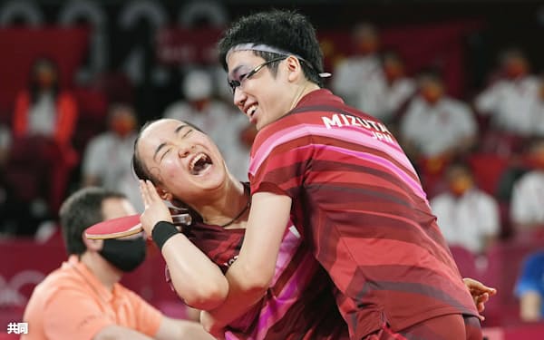  卓球の混合ダブルスで金メダルを獲得し、抱き合って喜ぶ水谷隼(右)、伊藤美誠組=7月26日、東京体育館