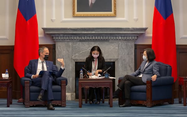 蔡英文総統とＥＵ欧州議会代表団が４日、台北市内で会談した（総統府提供）