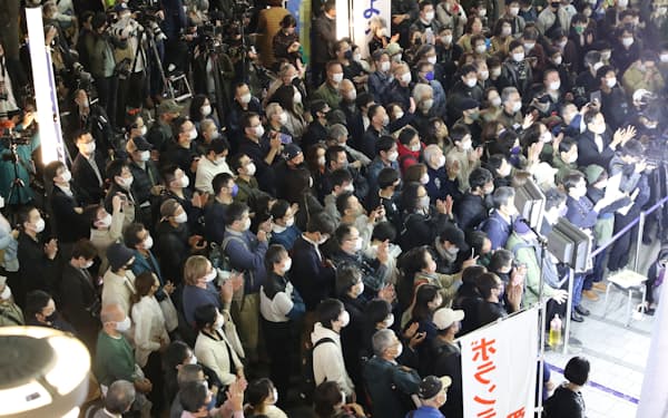 衆院選最終日に街頭演説を聞く有権者ら(10月30日、東京都新宿区)