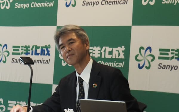 決算について説明する三洋化成工業の樋口章憲社長（５日、京都市）