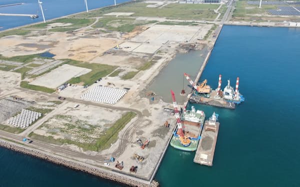 洋上風力発電設備を建てる作業船の港湾基地建設が進む（北九州市）