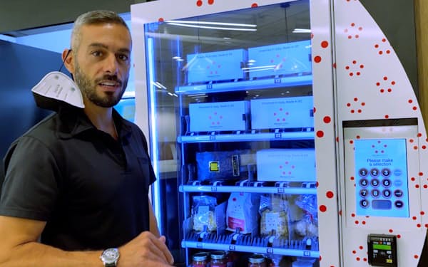 イタリア料理店を経営するアントニオ・マタラッツォさんは、高級マンションのロビーに自販機を設置した（10月、首都ワシントン）