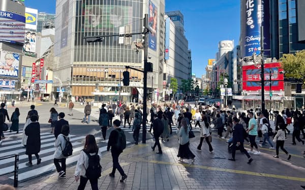 東京・渋谷駅周辺を歩く通勤する人たち（5日午前）＝共同