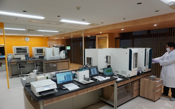 全自動PCR検査装置をそろえた「PSS新宿ラボラトリー」(東京・新宿)