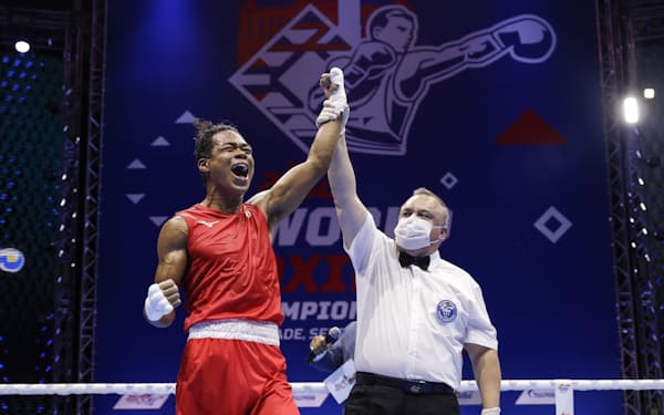 ボクシングの男子世界選手権ウエルター級決勝で、判定勝ちし金メダルを獲得した岡沢セオン（5日、ベオグラード）＝ゲッティ共同