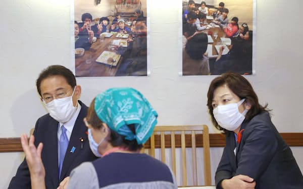 東京都大田区内のこども食堂を視察し、支援者らと意見交換する岸田首相。右は野田聖子少子化相(10月12日、代表撮影)=共同