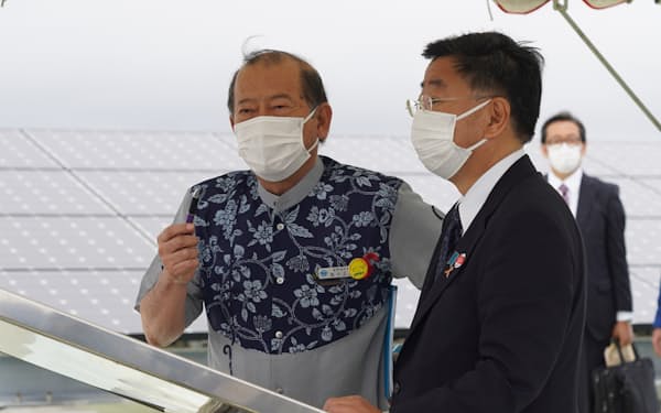 沖縄県宜野湾市役所の屋上から米軍普天間基地を視察する松野官房長官㊨(6日)