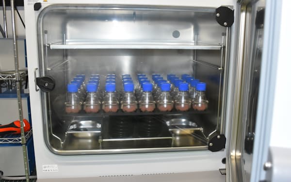 抗体をつくる細胞の培養装置。福島市の医大研究室からサテライトに運ぶ
