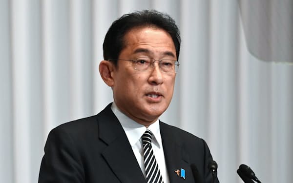 岸田首相は家計向けの現金給付について与党内で調整する考えを示している（1日午後、自民党本部）
