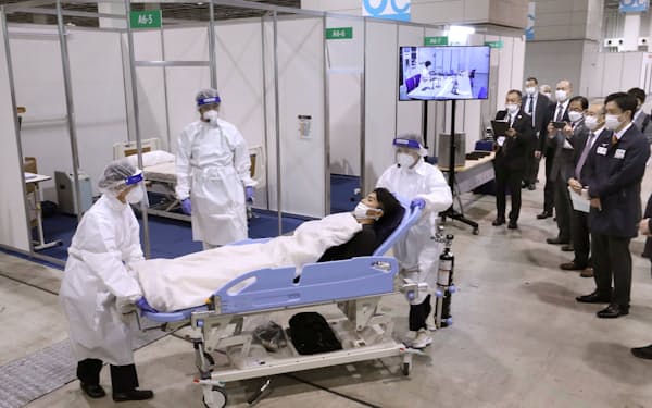 新型コロナウイルス患者を受け入れる臨時の大規模医療施設で行われた急変時対応の訓練(5日、大阪市住之江区のインテックス大阪)