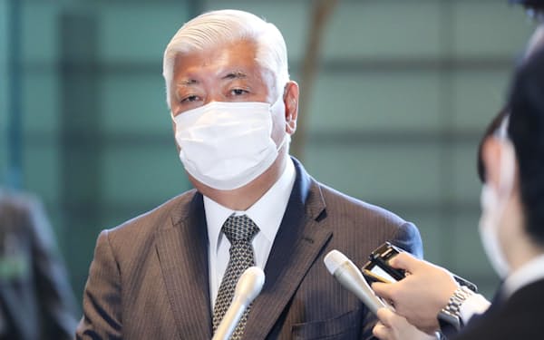 首相補佐官への起用が決まり、報道陣の質問に答える中谷元防衛相(8日午前、首相官邸)