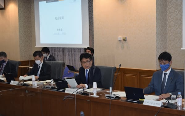 分科会の増田寛也会長代理（写真中央）らは社会保障について議論した（8日、東京・霞が関）