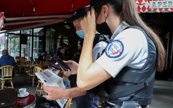 ワクチン接種証明を確認する警官（８月、パリ）＝ロイター