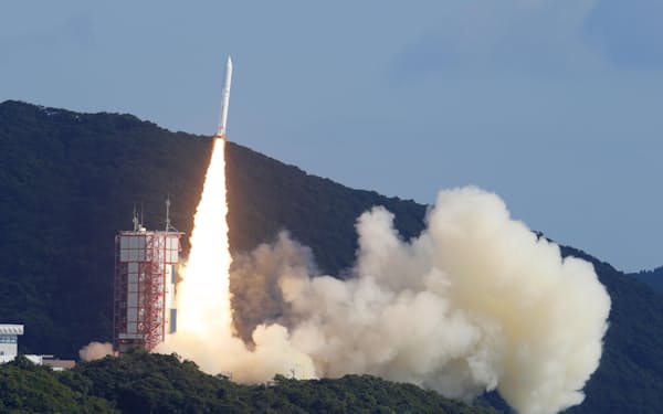9基の衛星を搭載し、打ち上げられる小型ロケット「イプシロン」5号機（9日午前9時55分、鹿児島県肝付町の内之浦宇宙空間観測所）